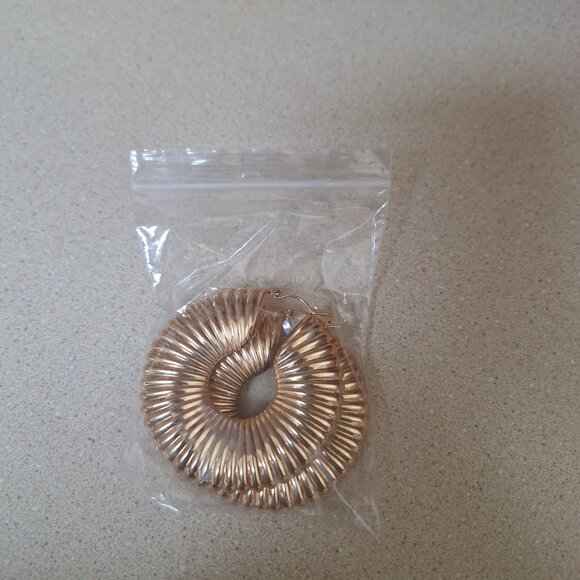 GOLD HOP EARRINGS. - Picture 2 of 2